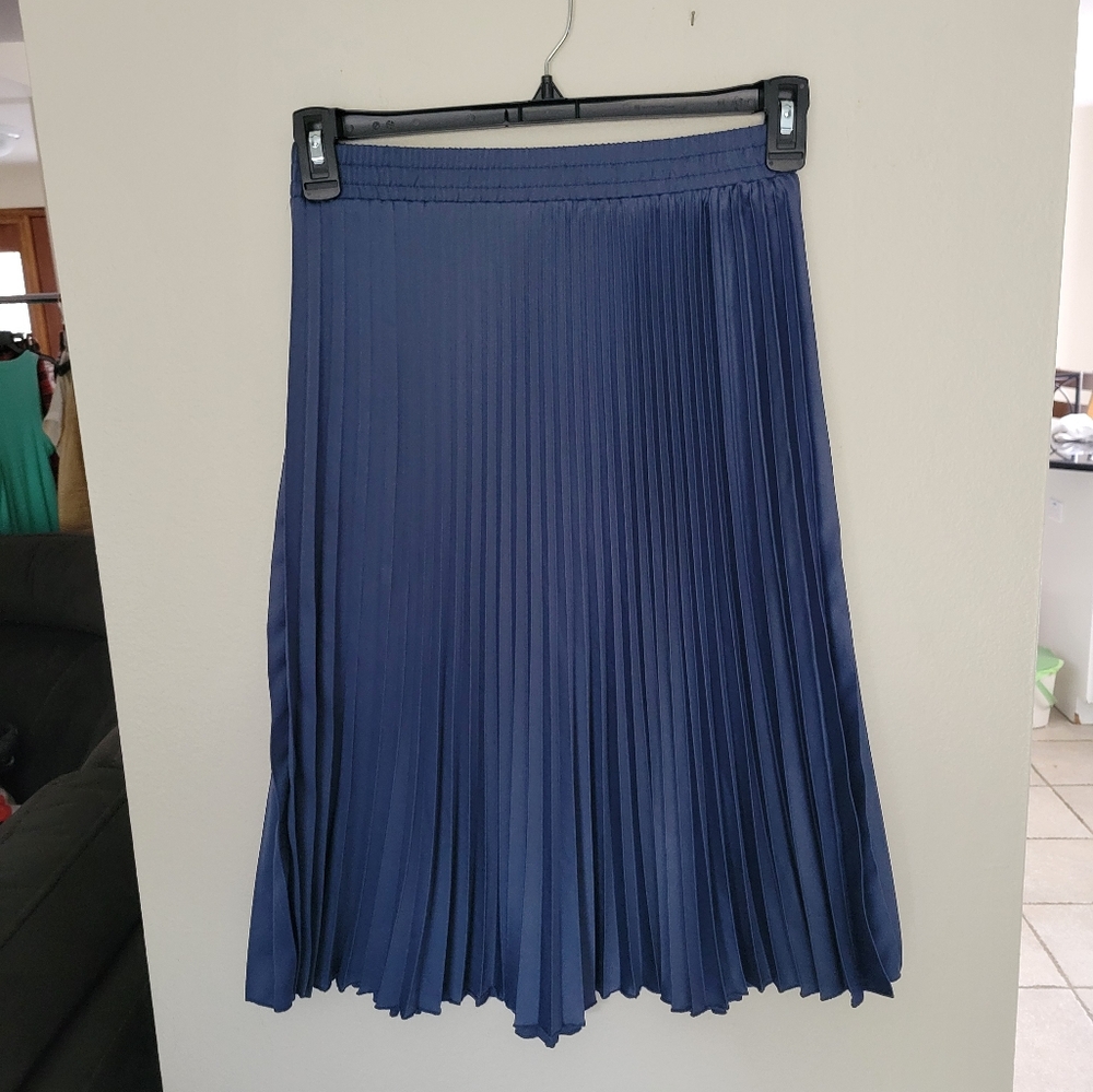 H&M Navy Blue Pleated Skirt / Size 4